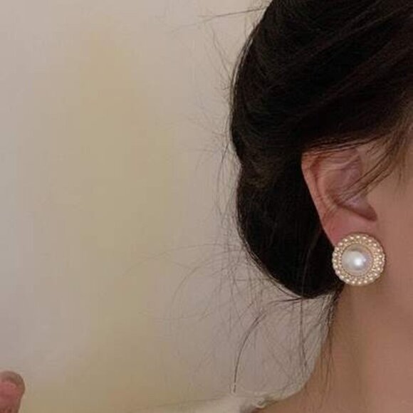 Classic Pearl Elegance Earrings - Picture 1 of 3